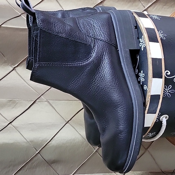 VGUC- UGG Leather Lug Sole Chelsea Boot main image 7